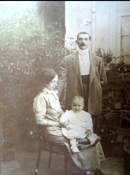 Eduardo Frei Montalva junto a su padres al año de edad.