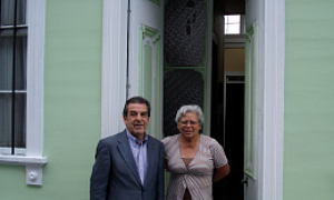 Eduardo Frei y Marina Navarro en fachada de la casa