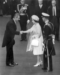 Eduardo Frei Montalva junto a la Reina Isabel II