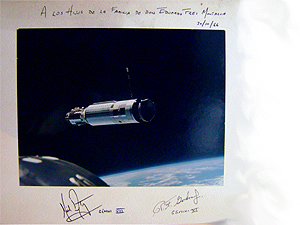 Fotografía del acercamiento del Gemini 8 a una Agena (nave de acoplamiento), con dedicatoria a los hijos del ex Mandatario y las firmas de Armstrong y Gordon.