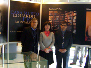 El Alcalde de Lo Espejo, Carlos Inostroza, junto a Maite Gallego, Subdirectora de Casa Museo, y Miguel Echeverría, Jefe del departamento de Cultura de la comuna.