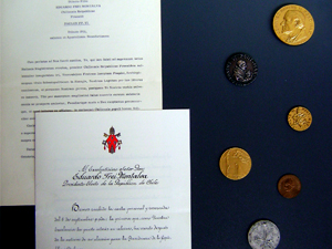 Algunas de las medallas entregadas a Eduardo Frei Montalva por el Vaticano, junto a documentos y la carta del Papa Paulo VI felicitando a EFM por su elección como Presidente de la República.