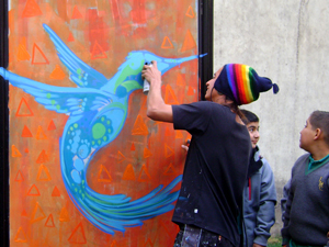 Los participantes del primer coloquio salieron al patio del Museo Benjamín Vicuña Mackenna a pintar un graffiti junto a Bastián, conocido graffitero y colaborador del "Museo a cielo abierto".