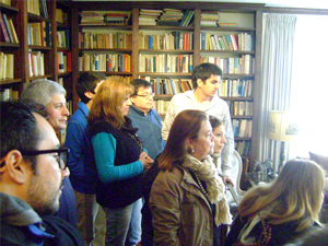 Visitantes durante un recorrido, en la biblioteca del segundo piso de Casa Museo.