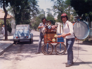 Fotografía enviada por María Angélica Urbina. Organillero y tamborillero. Calle Emilio Delporte, Barrio Dalmacia. Hacia 1985.