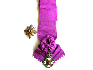 Condecoración de la Orden de Leopoldo de Bélgica, entregada a Eduardo Frei Montalva por el rey Balduino y la reina Fabiola, en el marco de su visita a Chile en 1965.