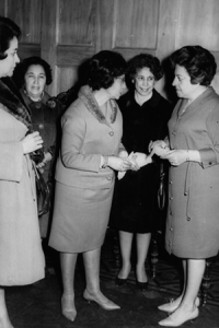 María Ruiz-Tagle junto a un grupo de mujeres alrededor de 1965.