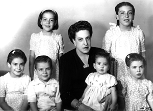 MAría Ruiz-Tagle junto a seis de sus siete hijos, en 1946.